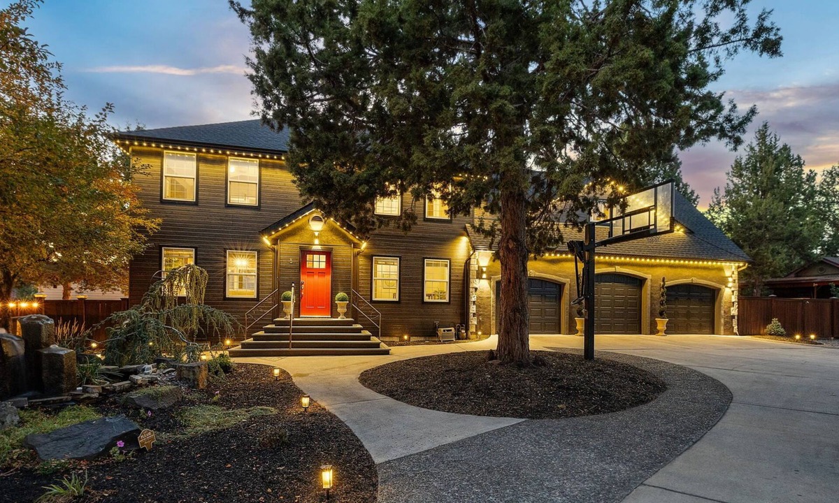 Old Farm District House | New! Wildwood Manor ~ Salt Water Hot Tub ~ Dog Friendly ~ Fire Pit