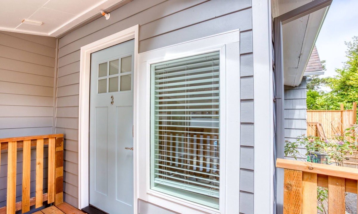 Seaside Apartment | Newly remodeled & charming Inn studio near the beach with kitchenette!