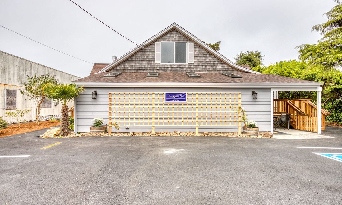 Seaside House | Newly Remodeled Inn Studios and Suite Near the Beach!