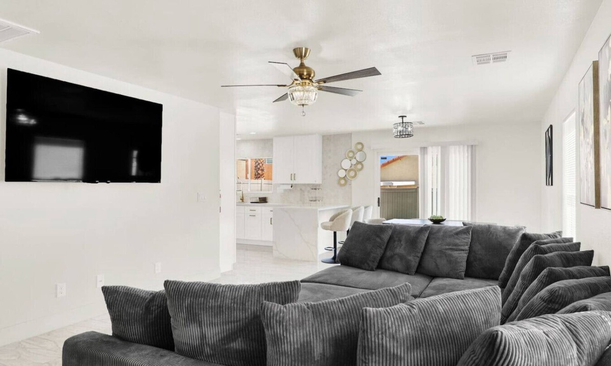 Sunrise Manor House | Newly Renovated 5BR Escape – Near Strip & Airport!