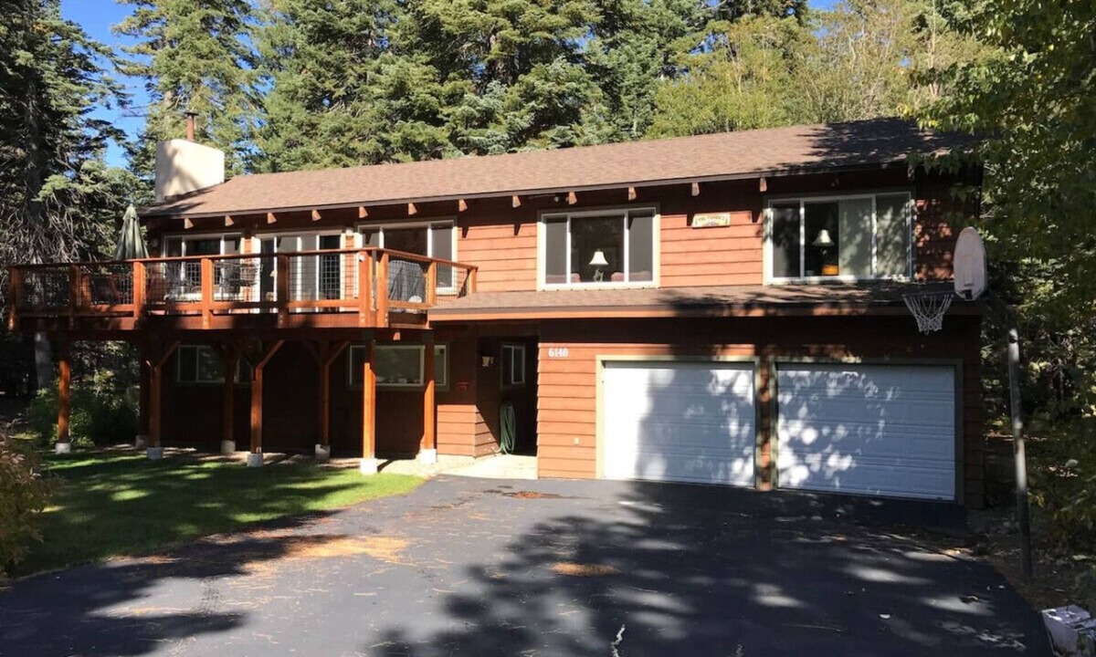 Chamberlands Cabin | Newly Renovated Family Lake House, Private Beach!