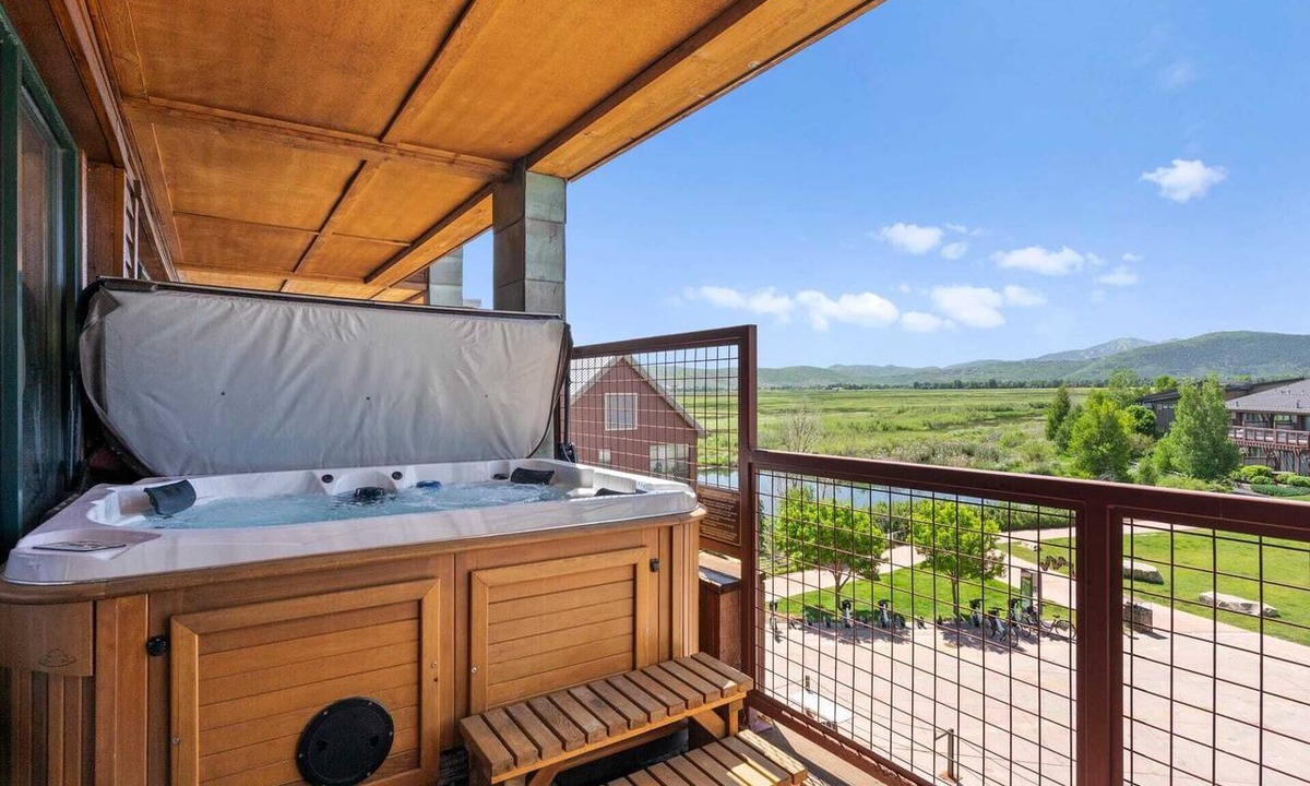 Kimball Junction Condo | Newpark 214 | Private Hot Tub | Kitchenette | Fireplace | Washer/Dryer | Balcony | Pool & Hot Tub