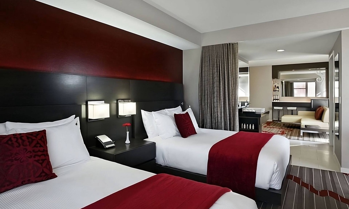 Gaslamp Quarter Hotel | Next to Gaslamp Archway! 3 Luxury Units! Bike Rental, Onsite Pool, Parkling!