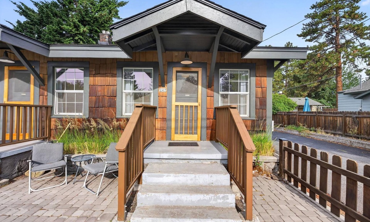 Old Bend Cottage | North Sister - Bungalow Charm, Fireplace, Queen bed, Parking