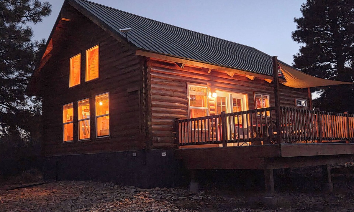 Zion National Park East Entrance Cabin | Nuthatch Cabin: A cozy, peaceful cabin bordering Zion National Park
