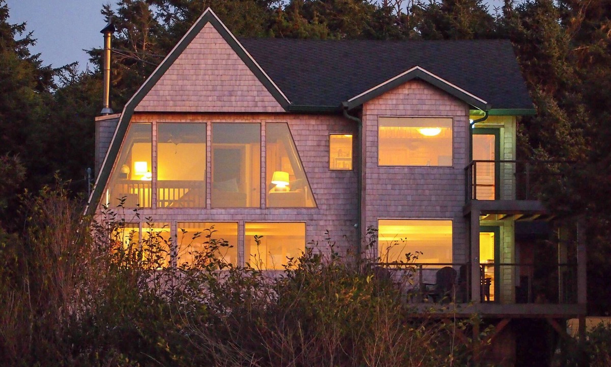 Cape Meares House | Ocean and lake view home with private hot tub and beach access