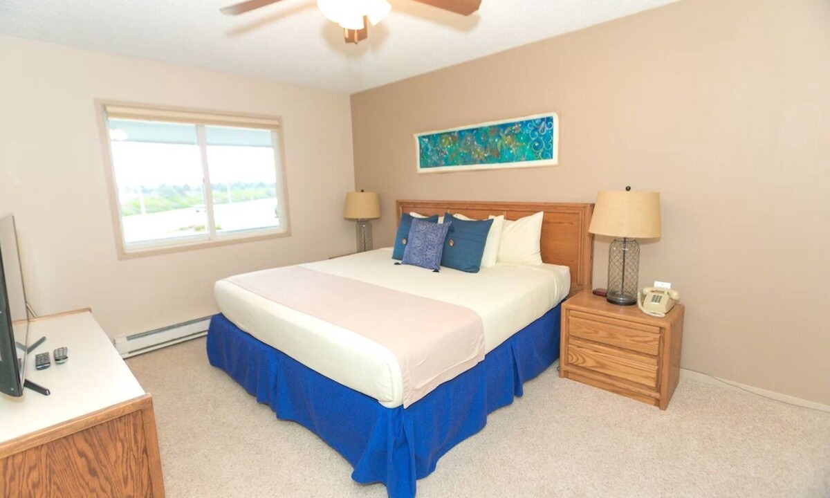 Ocean Shores Apartment | Ocean Shores Escape – Cozy Penthouse with Fireplace, Pool & Sauna
