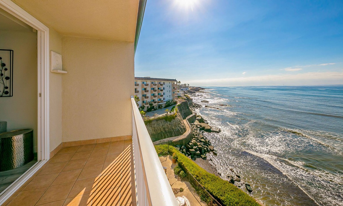 Ocean Beach Apartment | Ocean-view condo with patio, full kitchen & WiFi - dog-friendly