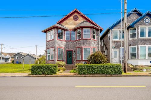 Newport House | Ocean view homes with hot tubs enclosed yard fireplace - 1 block to the beach