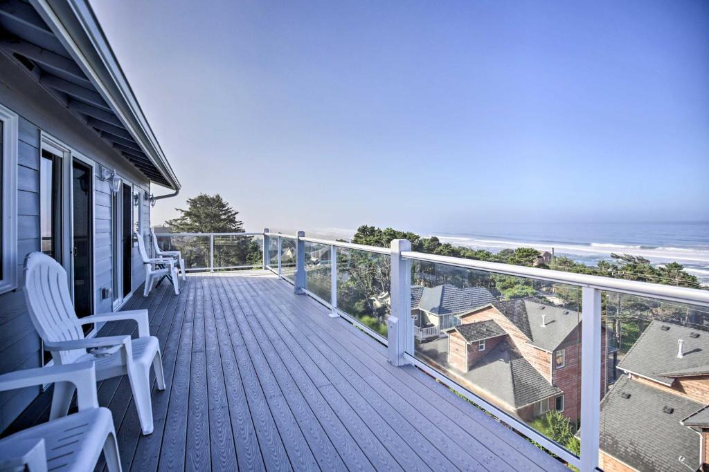 Lincoln City House | Ocean-View Lincoln City Retreat w/3 Viewing Decks