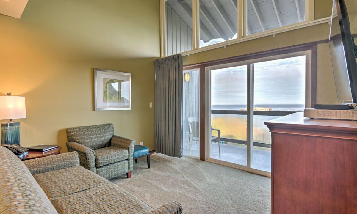 Otter Rock Hotel | Ocean-View Mini Suite with Queen Bed
