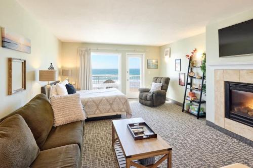 Lincoln City House | Ocean View Suite - Sleeps Six - Heated Indoor Pool & Hot Tub Access