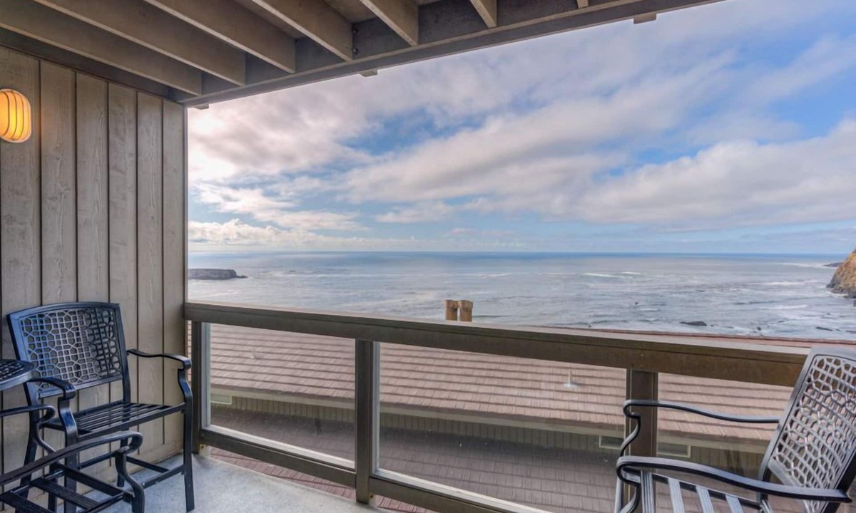 Otter Rock Hotel | Ocean-View Suite w/2 Queen Beds