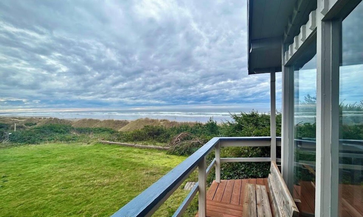 Florence House | Oceanfront Midcentury Beach House at Heceta Beach