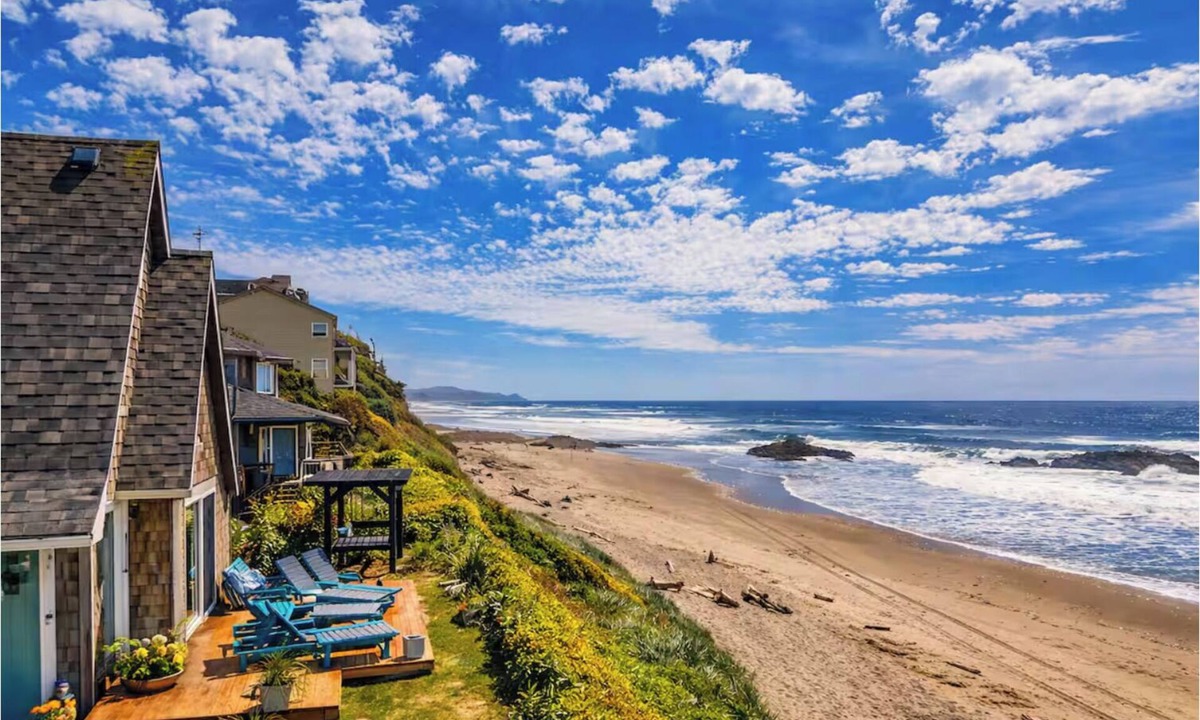 Lincoln City House | Oceanfront Oasis w/Hot Tub + Exclusive Glass Float Hunt, Sleeps 13, Pet Friendly