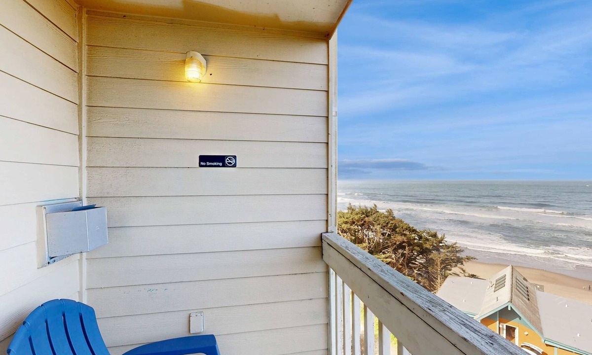 Lincoln City House | Oceanview Studio on the Main Level Nearby Beach Access Dogs Welcome