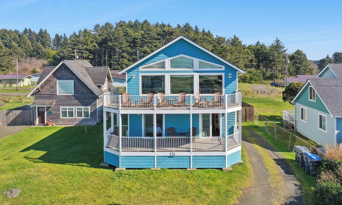 Pacific Beach House | OceanViews DogOK EVch AirHockey PoolTable Shuffleboard Foosball Huge Fenced Yard