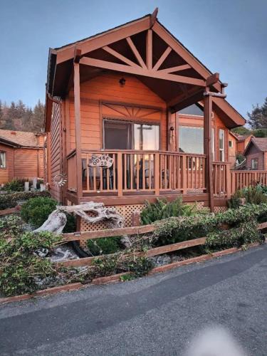 Smith River House | Odysea Ocean Cabin 26 w Jacuzzi & Modern Decor