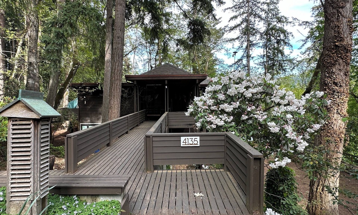 Southeast Eugene House | One of a kind home in the trees! 3-bedroom home in Eugene with WiFi, AC