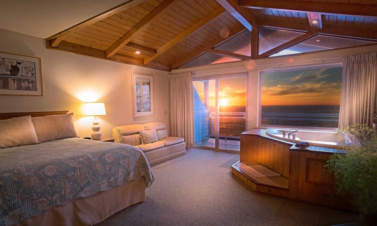 Shelter Cove Hotel | Orca Whale Oceanview Spa and Sauna Penthouse Suite