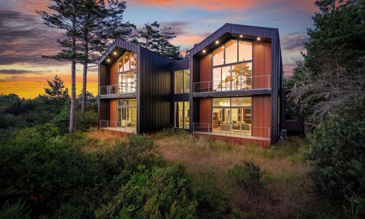Port Orford House | Osprey House - Hemlock Suite - Ocean & Lake Views
