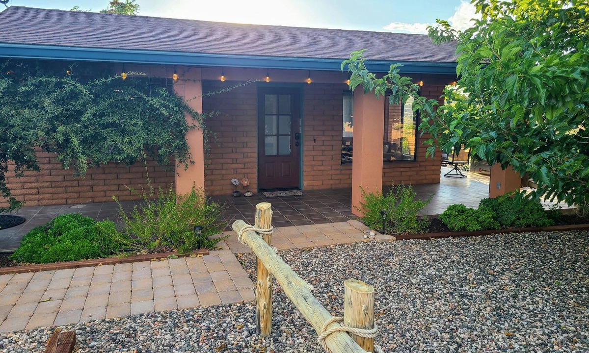 Cornville Cottage | Overlook Sedona in the horizon and wine valley below, hike, relax! 2BR