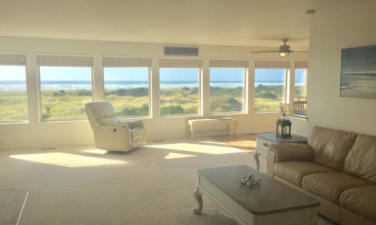 Grayland House | Pacific Dreams Beach House- Beach front! Gorgeous views! Meticulously sanitized!