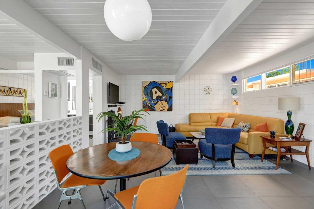 Twin Palms Apartment | Palm Springs Contemporary Condo with Community Pool!