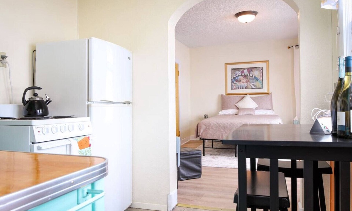 Baker City Apartment | Palmer House, Studio 3, Cozy Studio for 2 Downtown! Local Golfing 50% Off!