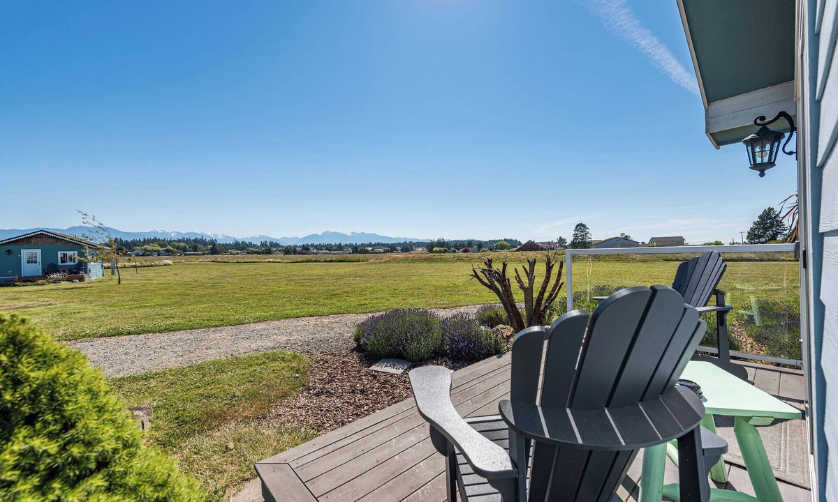 Sequim Hotel | Panoramic Mountain views from your King room