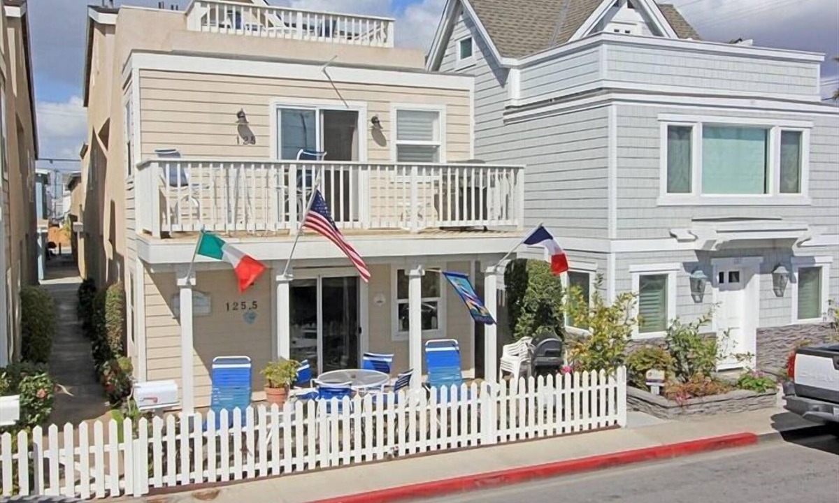 West Newport House | Paradise Beach House/Ocean Views, 30 seconds walk to Beach & Family Friendly