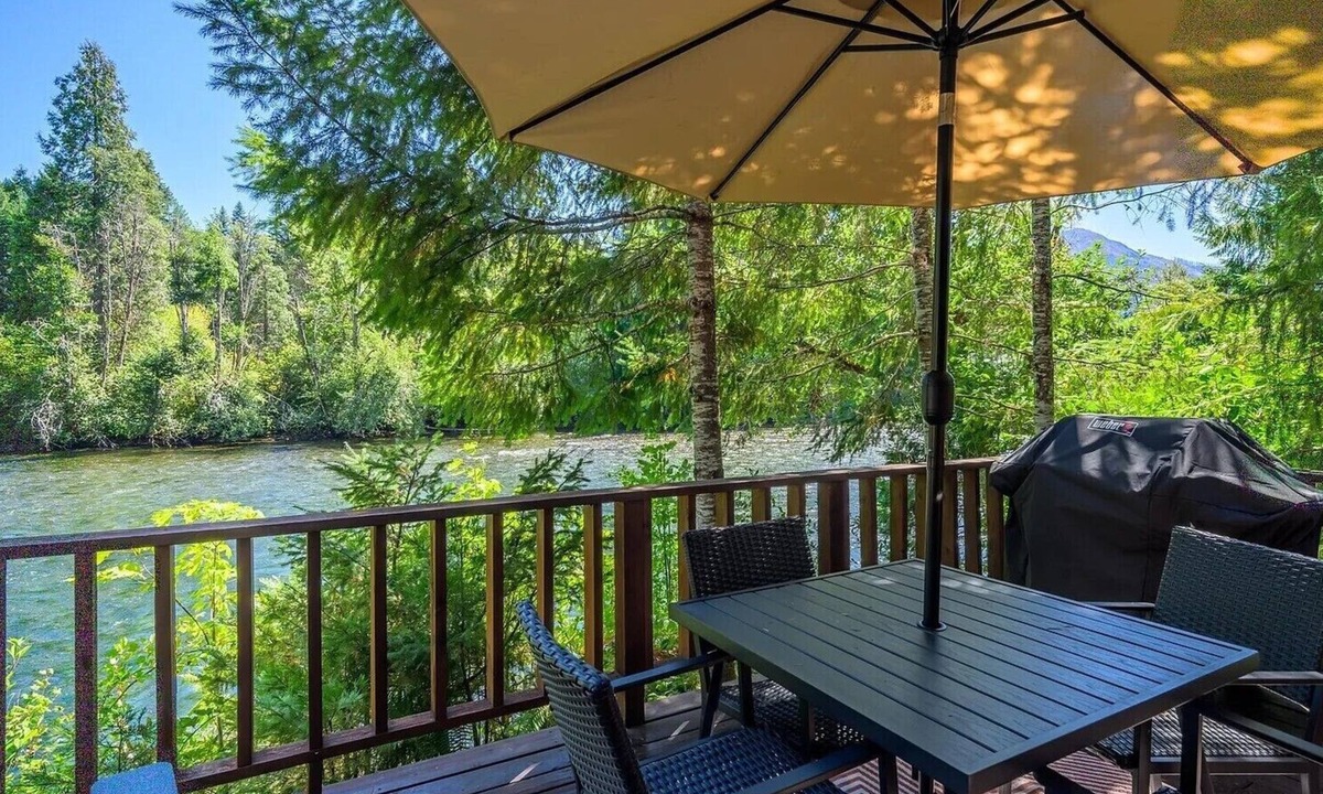Blue River Cabin | Paradise on the banks of the McKenzie River