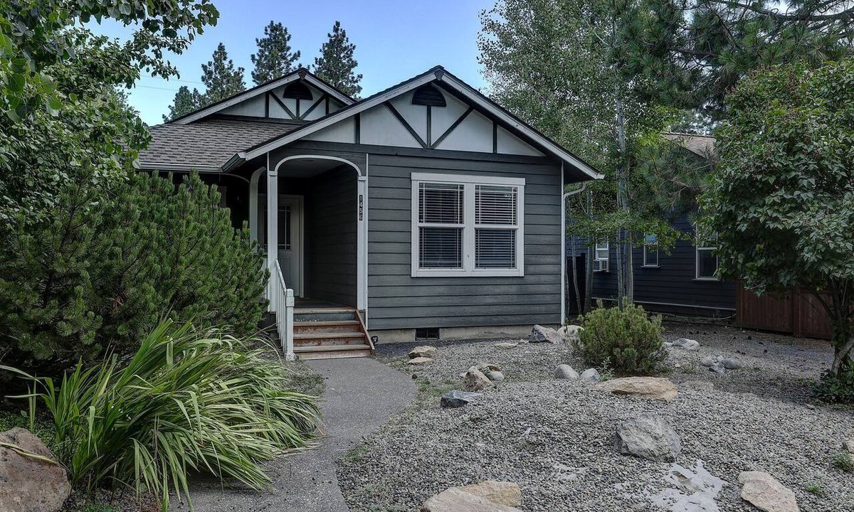 River West Cottage | Peaceful Bend Cottage Stay Near Drake Park and Century Drive