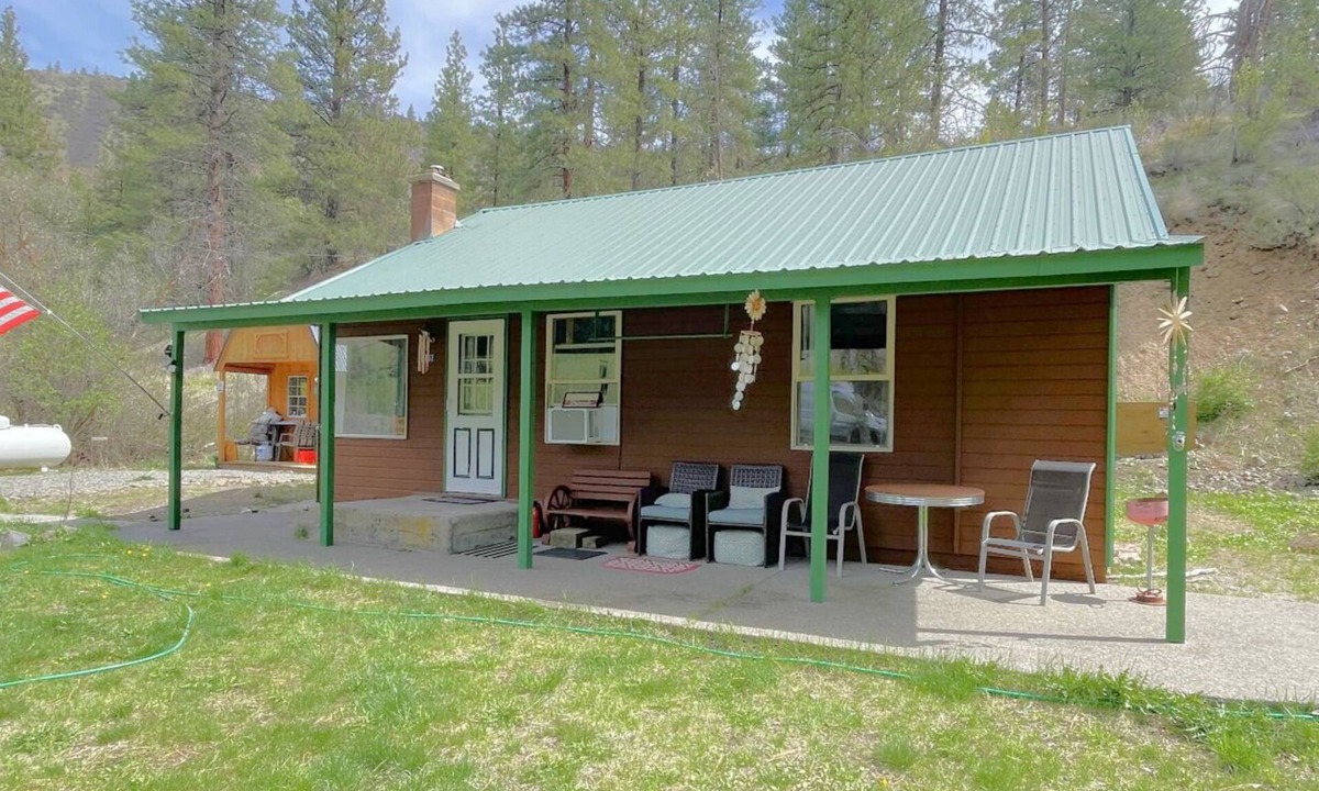 Naches Cabin | Peacefully 2BR Cabin with Firepit