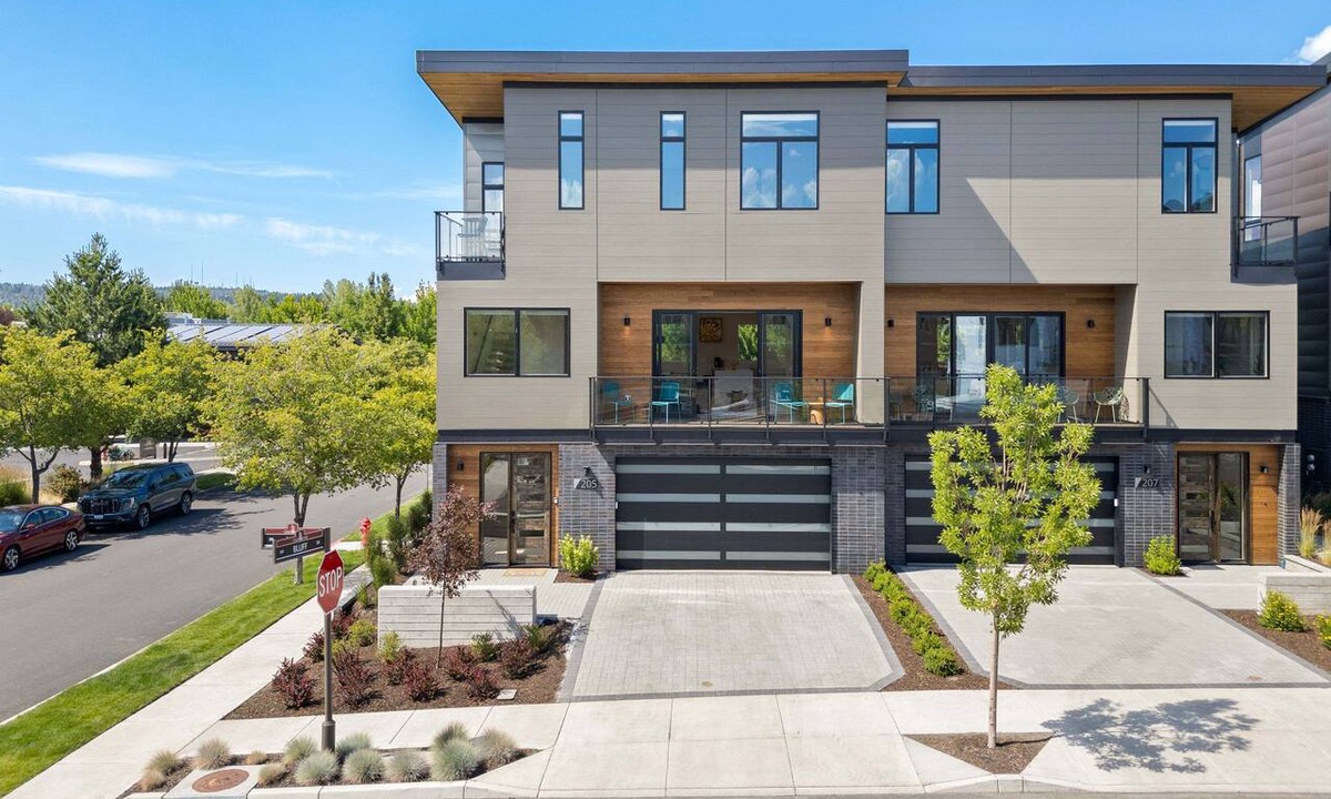 Southern Crossing House | Peak and Pint | Perched Above Old Mill with Mountain Views & Walkable Bend Location