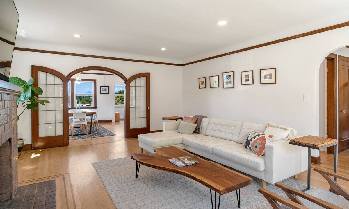 Phinney Ridge House | Perch - Phinney Ridge Vintage Charm: Enjoy Stunning Olympic Mountain Views