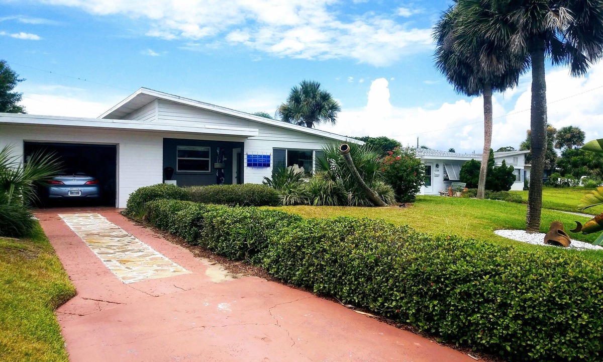 Ormond-by-the-Sea House | Pet Friendly Beachside Artist's Mid-Century Modern Bungalow