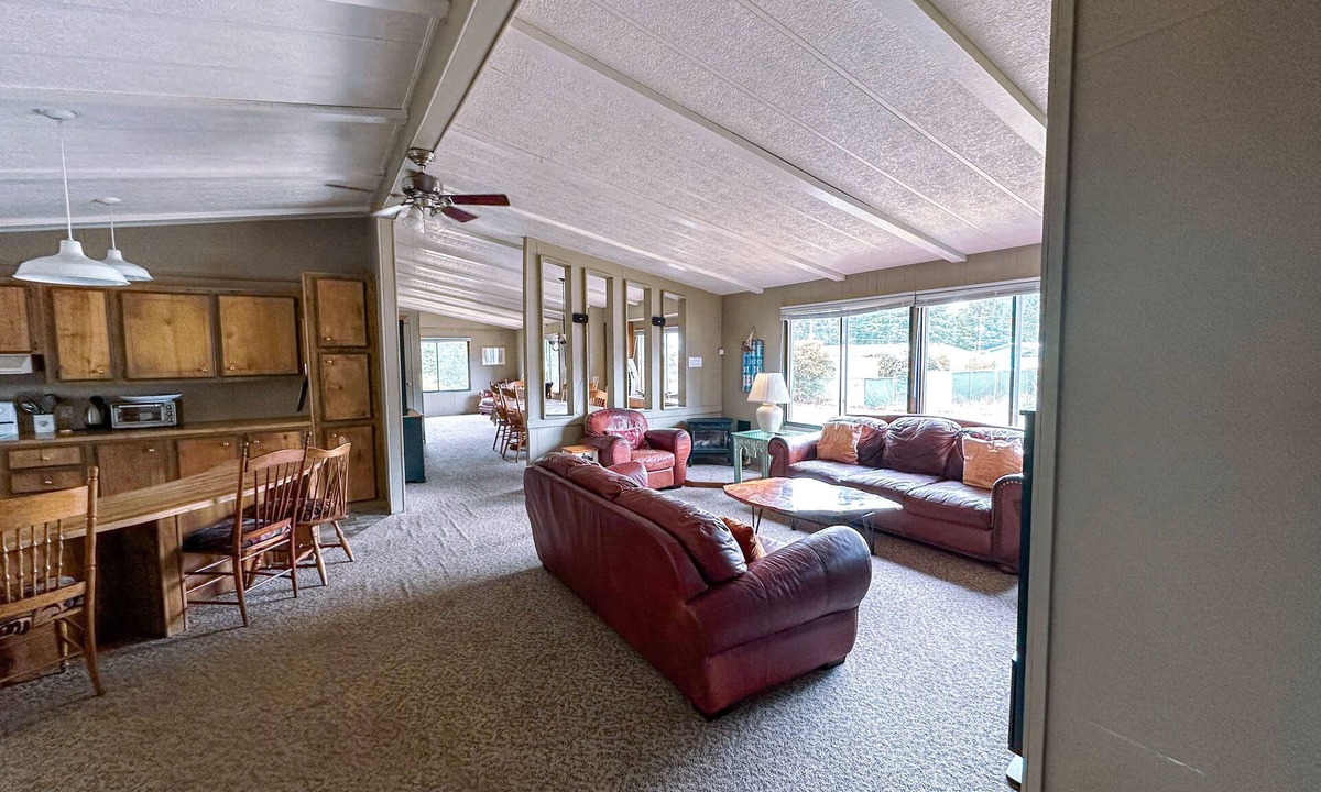 Coos Bay House | Pet Friendly - Columbus Empire House