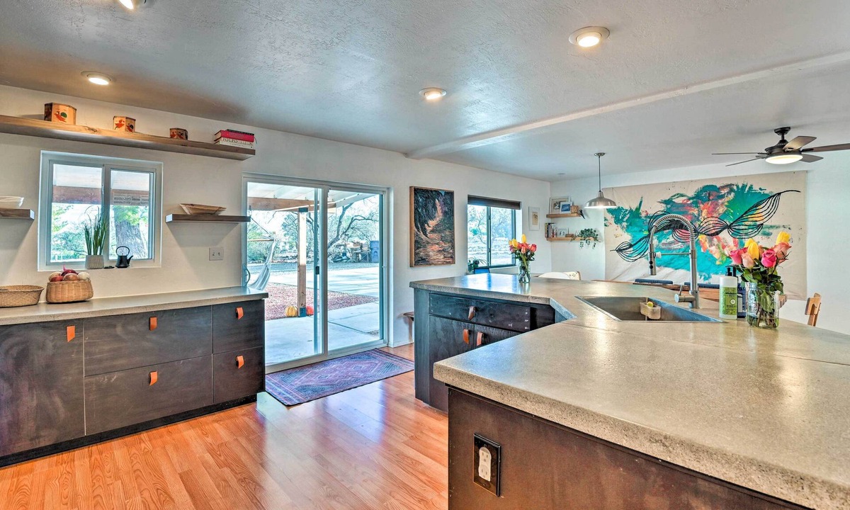 Cottonwood-Verde Village Cottage | Pet-friendly Gem w/Treehouse: 20 Mi to Sedona