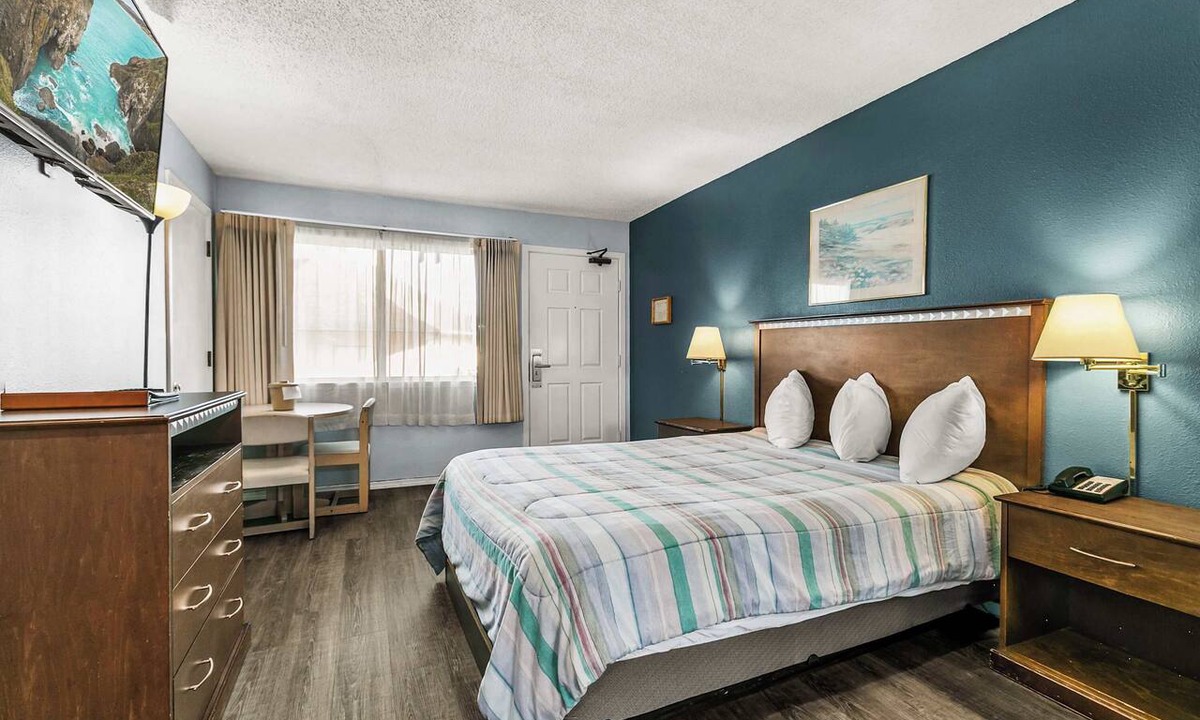 Ocean Shores Condo | Pet-Friendly Ground Floor Studio with Kitchenette