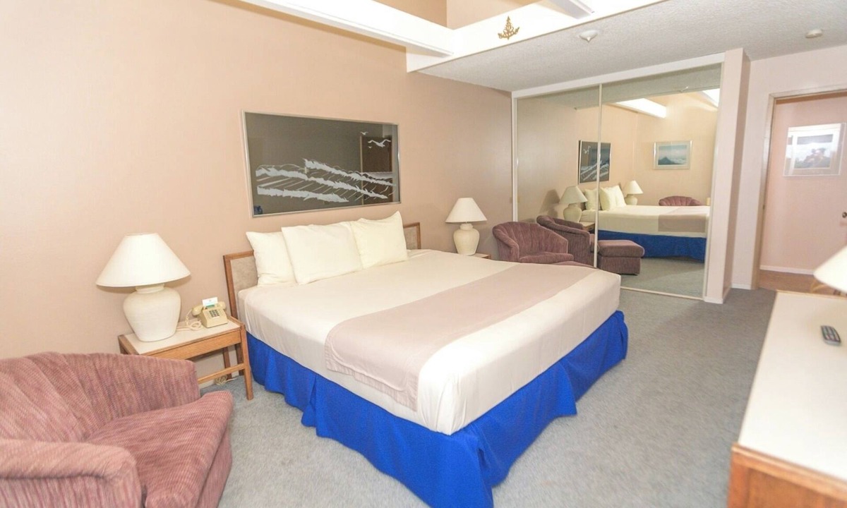 Ocean Shores Apartment | Pet-Friendly Ocean Retreat – Fireplace, Pool & Direct Beach Access