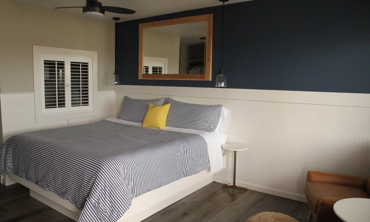 Long Beach Hotel | Pet-Friendly Studio Stay | 0.2 Miles from Marsh's Free Museum | Parking Avail.