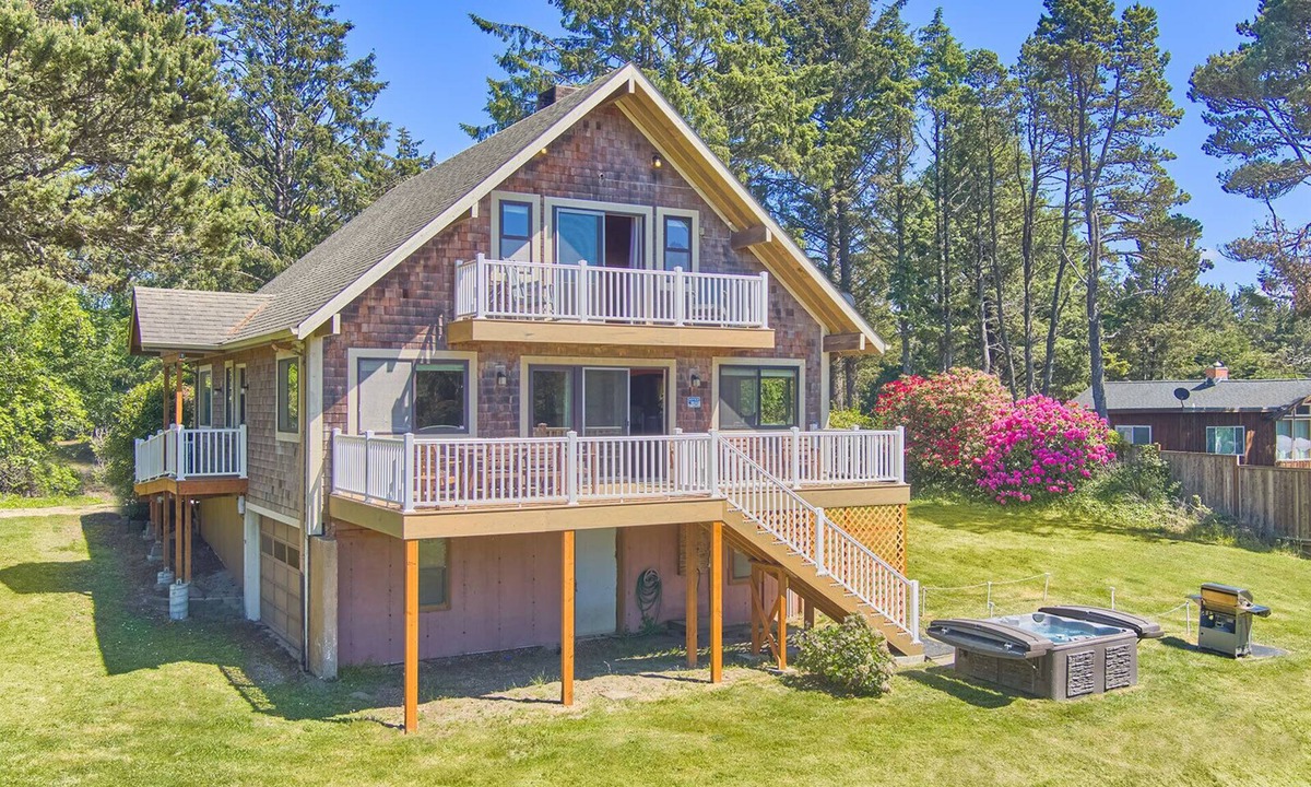 Klipsan Beach House | Pets OK, OCEAN VIEW, Beach Path, HOT TUB, Large Yard (FirstM)