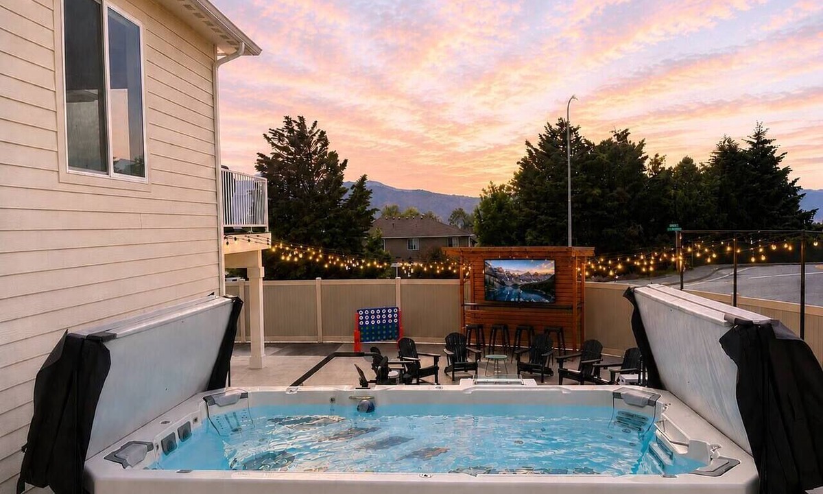 East Wenatchee House | Pickleball - Fire Pit - EV Charger - Swim Spa
