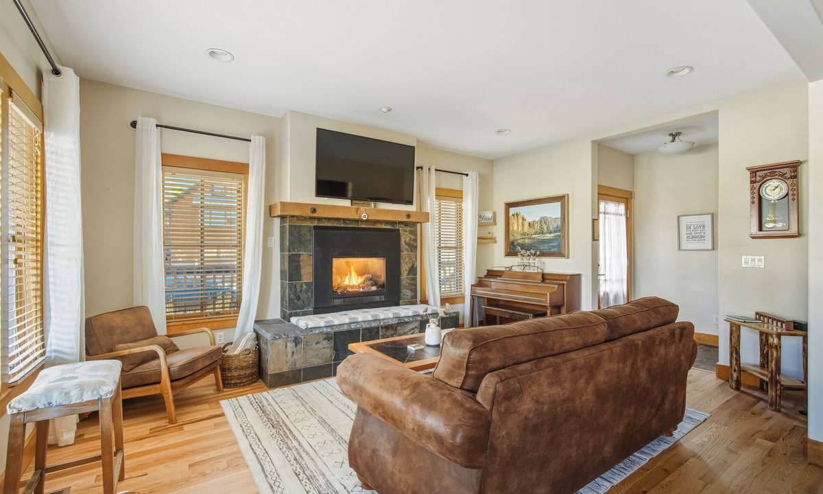 Sisters House | Pine Haven Retreat | Walk to Downtown & Pool