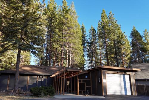 Rancho Bijou House | Pine Haven Tahoe-Cabin with Fire Pit, Grill & EV Charger