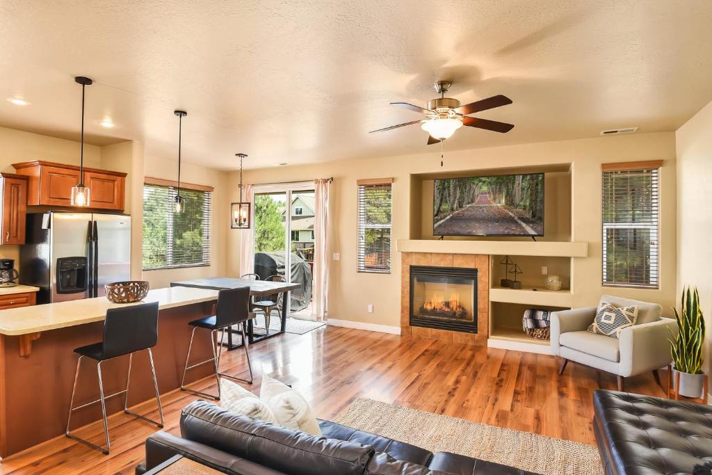 Ponderosa Trails House | Pine Mountain Trail Pool Table Dog Family Fun in Flagstaff