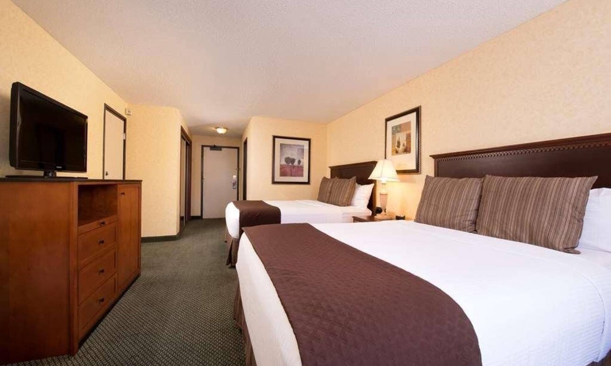 Kennewick Hotel | Pleasant Stay, Convenient Location! 3 Contemporary Units w/FREE Parking, Pool!