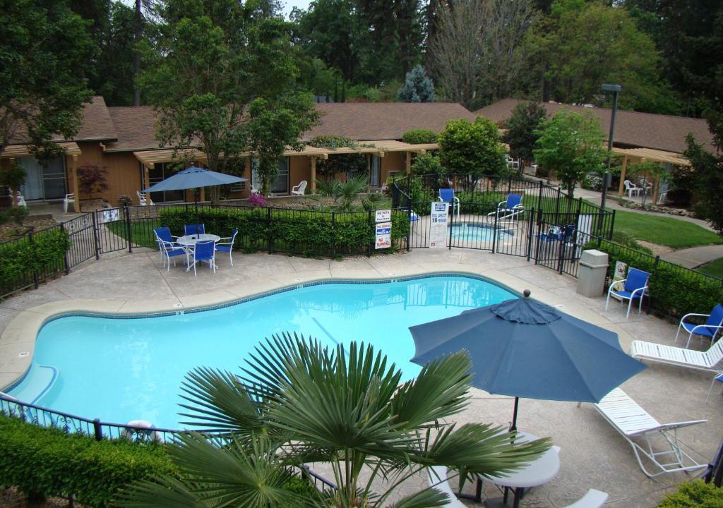 Paradise Hotel | Ponderosa Gardens Motel