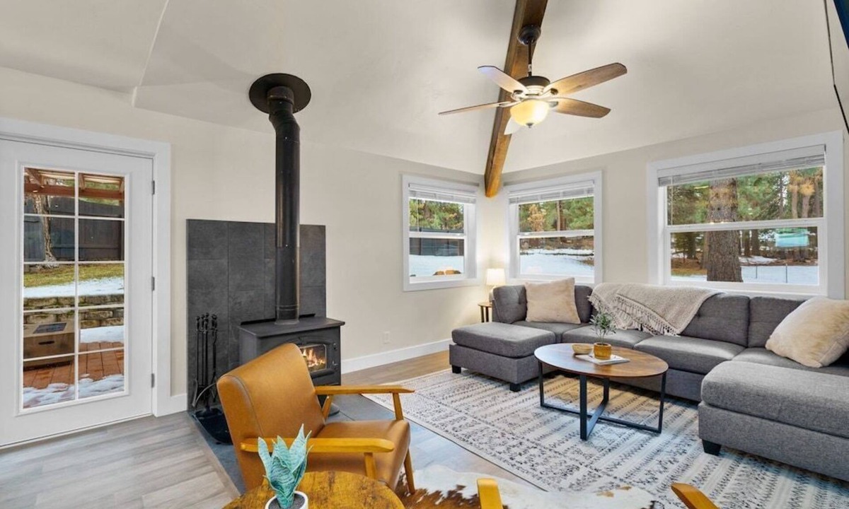 Deschutes River Woods House | Ponderosa Lodge | Bend | Large Yard + Pet Friendly